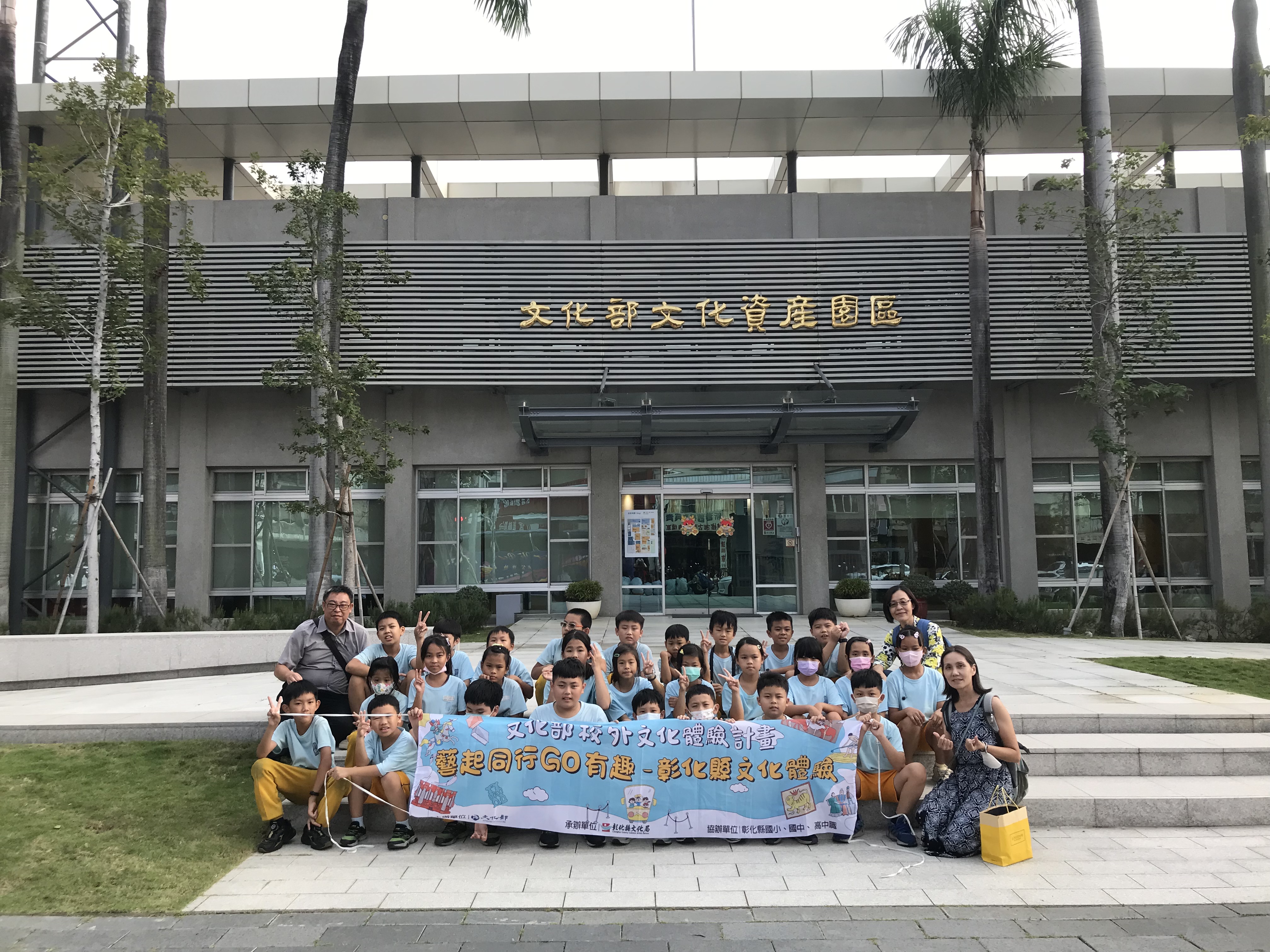 08_參觀新竹241藝術空間，脫下鞋子入展間與作品互動